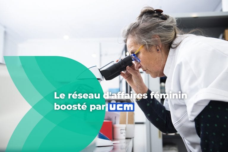 chercheuse microscope